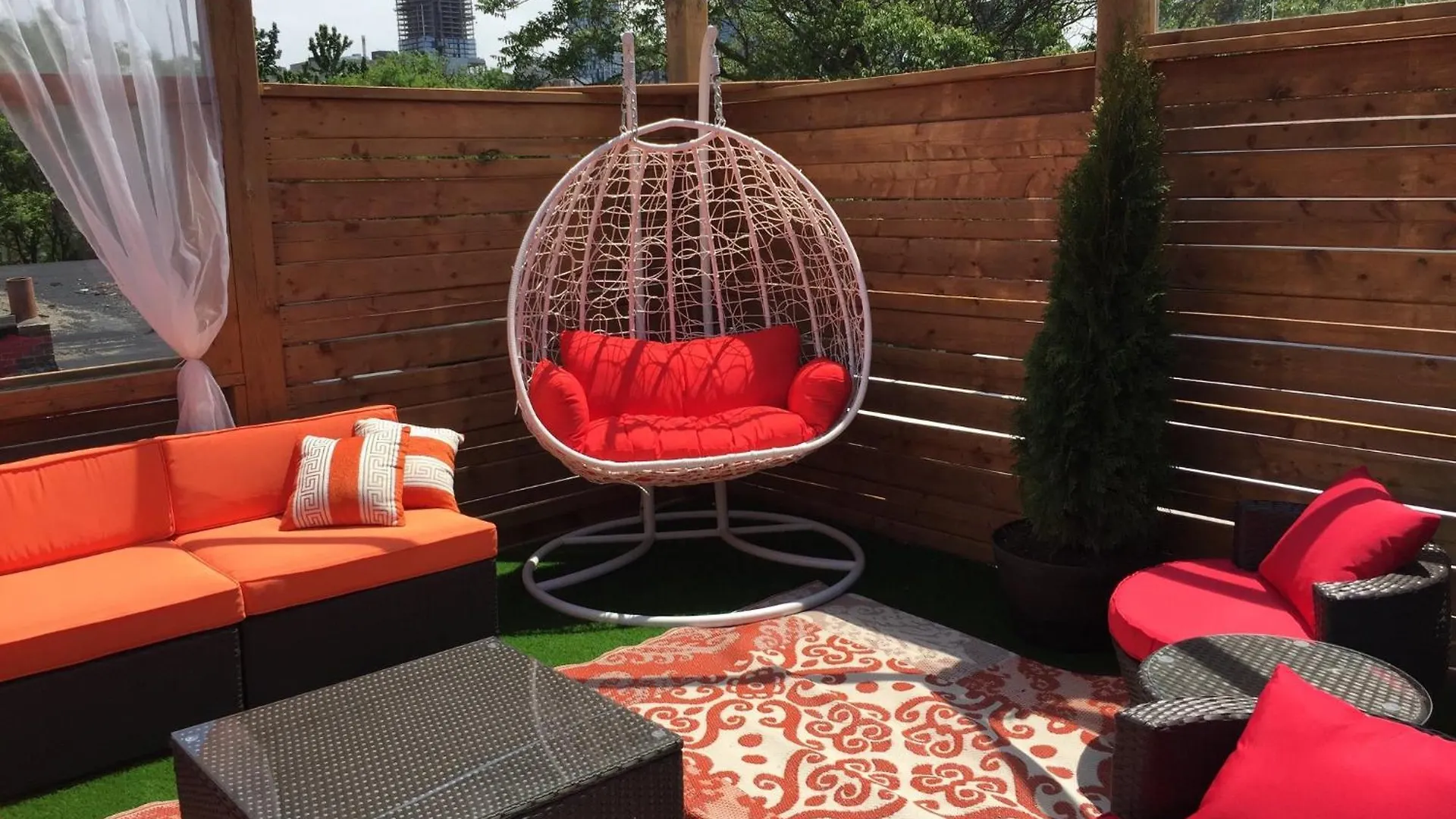 Two Peas Pod Hostel Toronto